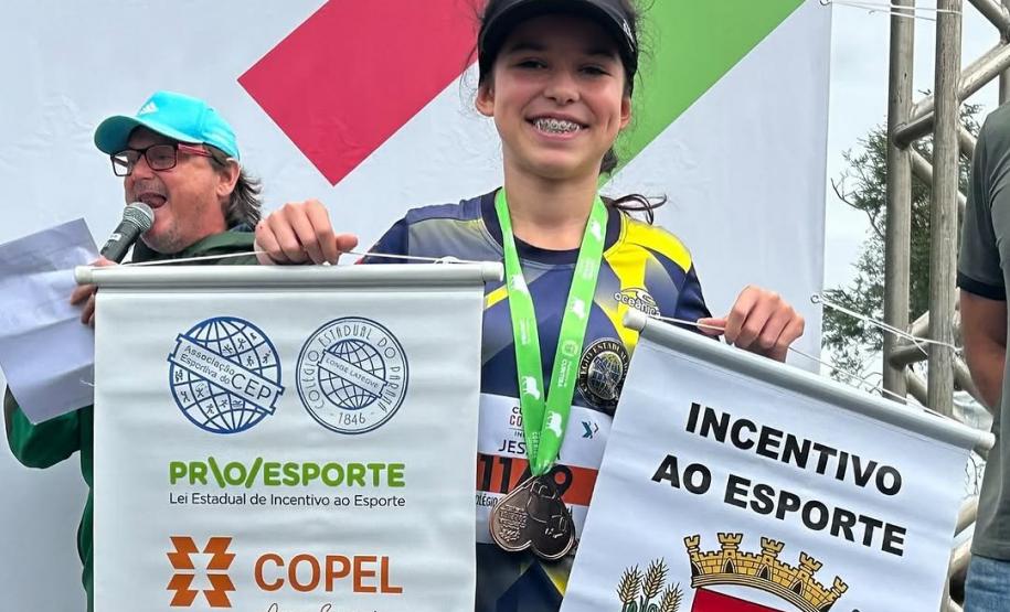 equipes de atletismo feminino e masculino do CEP na primeira prova do Circuito Infantil de Corridas de Rua de Curitiba