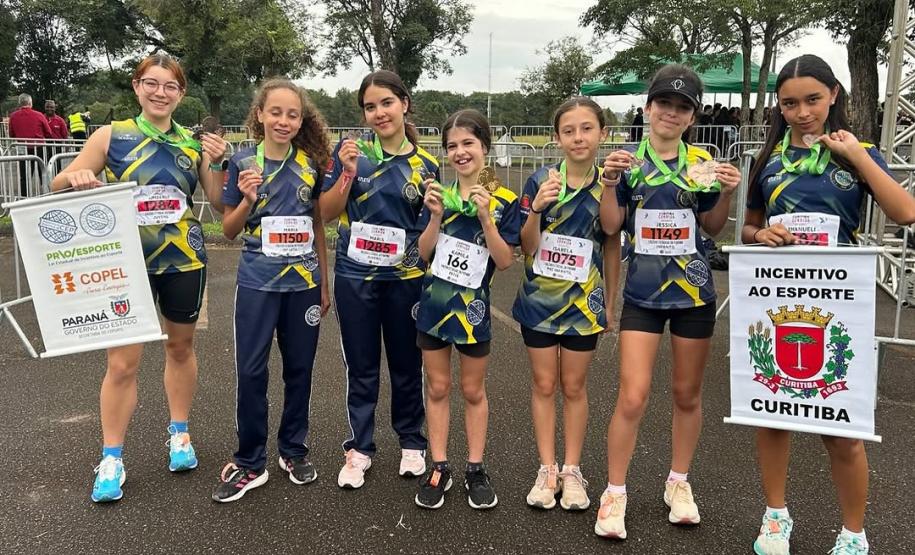 equipes de atletismo feminino e masculino do CEP na primeira prova do Circuito Infantil de Corridas de Rua de Curitiba