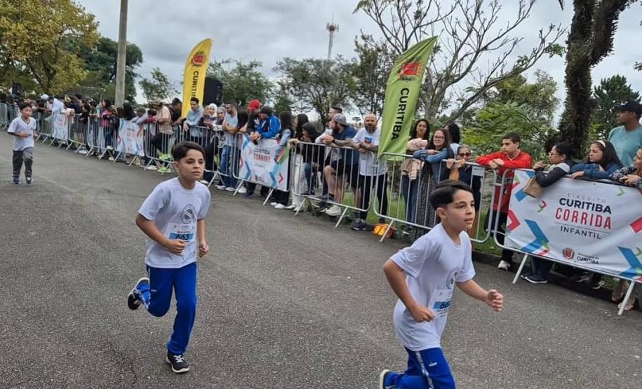 equipes de atletismo feminino e masculino do CEP na primeira prova do Circuito Infantil de Corridas de Rua de Curitiba
