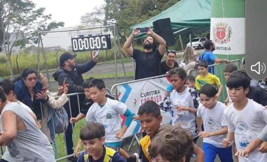 equipes de atletismo feminino e masculino do CEP na primeira prova do Circuito Infantil de Corridas de Rua de Curitiba