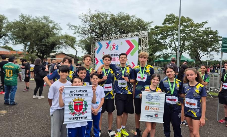 equipes de atletismo feminino e masculino do CEP na primeira prova do Circuito Infantil de Corridas de Rua de Curitiba