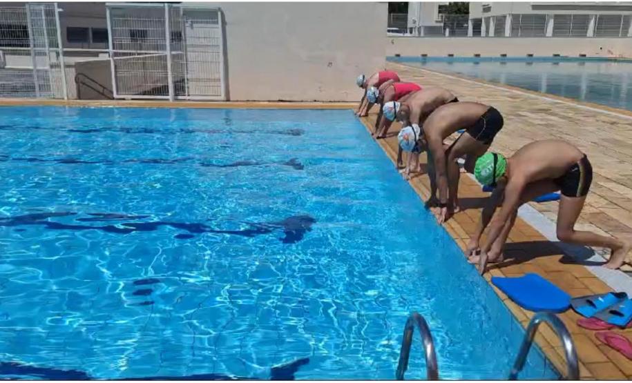 estudantes praticando natação na piscina do CEP