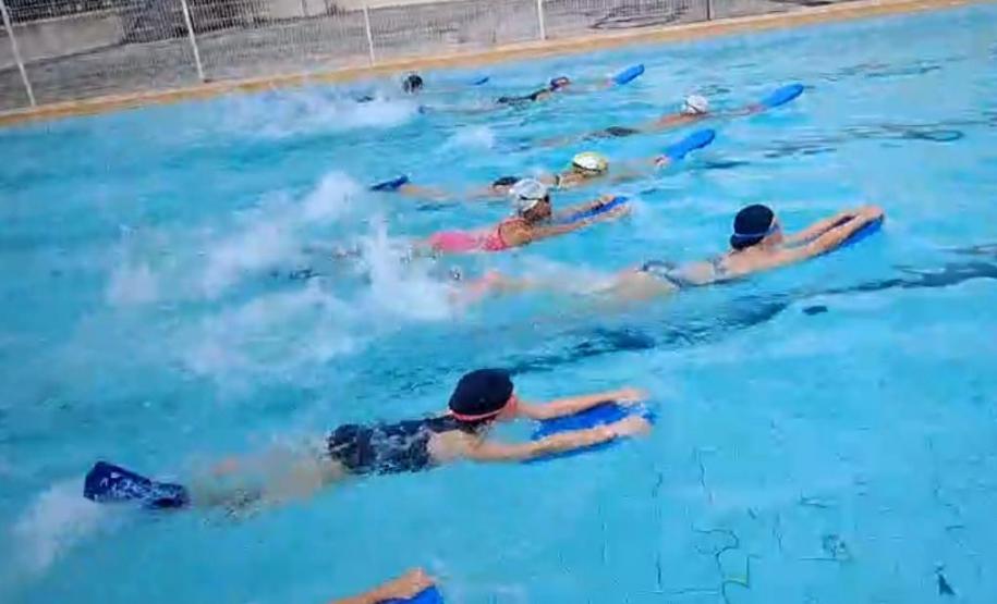 estudantes praticando natação na piscina do CEP
