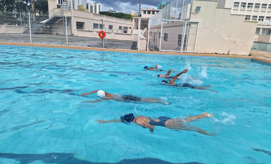 estudantes praticando natação na piscina do CEP