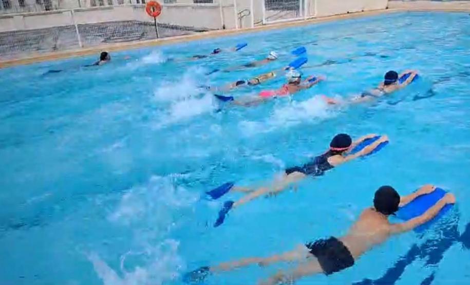 estudantes praticando natação na piscina do CEP