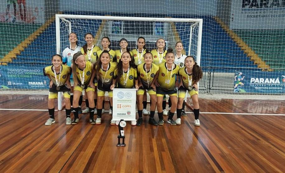 estudantes atletas do CEP em premiação nos Jogos das Escolas Públicas de Curitiba