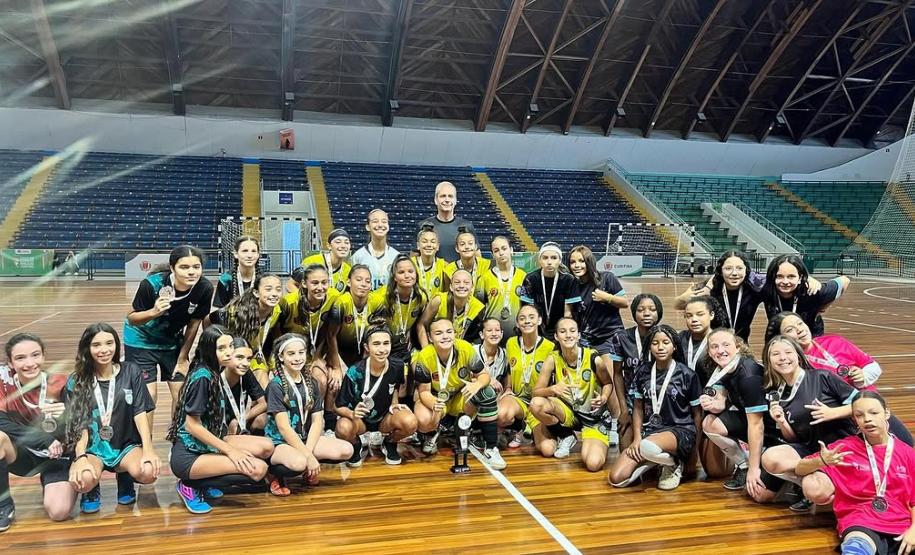 estudantes atletas do CEP em premiação nos Jogos das Escolas Públicas de Curitiba