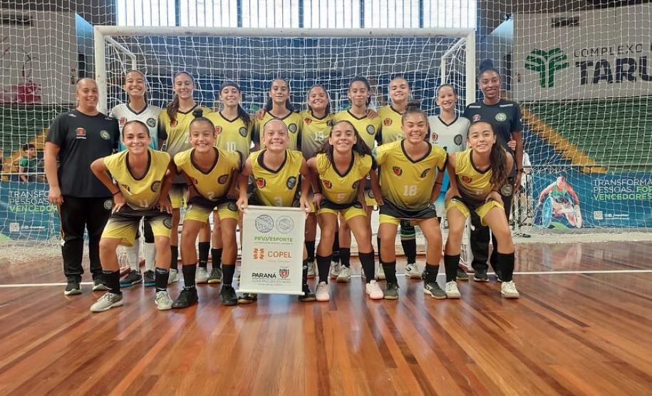 estudantes atletas do CEP em premiação nos Jogos das Escolas Públicas de Curitiba