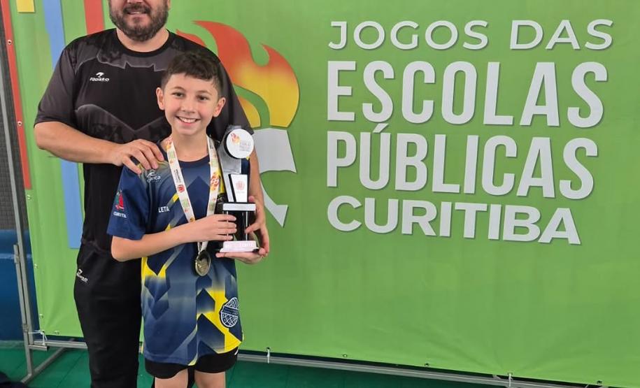estudantes atletas do CEP em premiação nos Jogos das Escolas Públicas de Curitiba