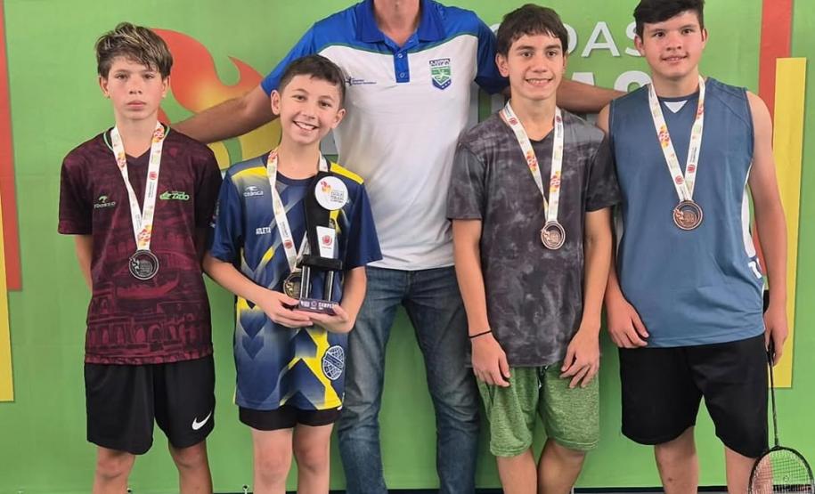 estudantes atletas do CEP em premiação nos Jogos das Escolas Públicas de Curitiba