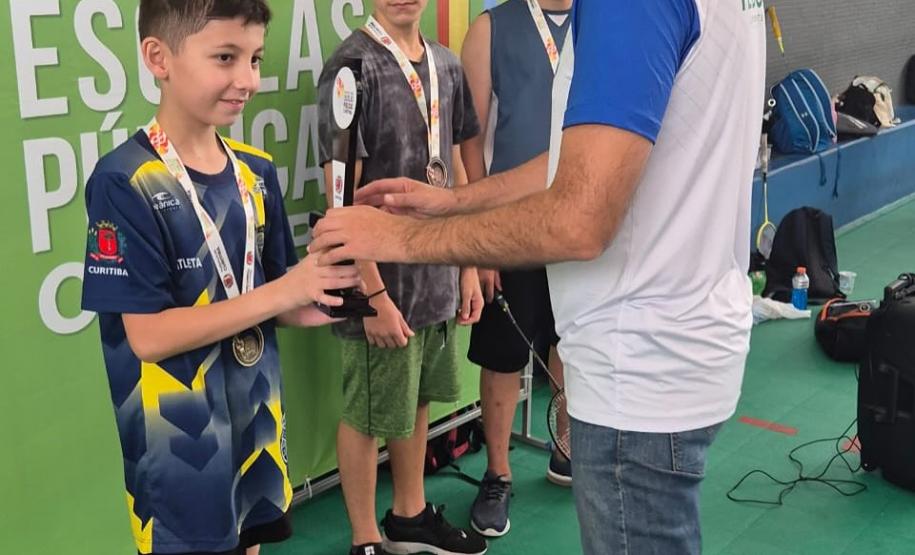 estudantes atletas do CEP em premiação nos Jogos das Escolas Públicas de Curitiba