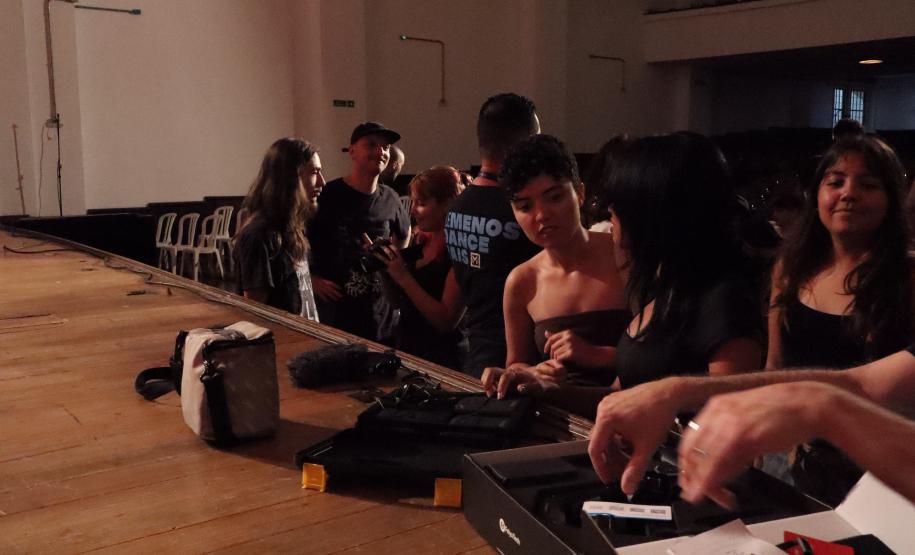 imagens do ministrante da palestra e dos estudantes, em atividade no auditório