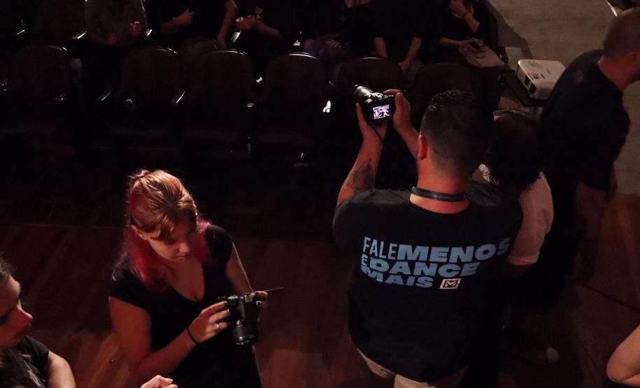 imagens do ministrante da palestra e dos estudantes, em atividade no auditório