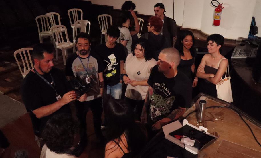 imagens do ministrante da palestra e dos estudantes, em atividade no auditório