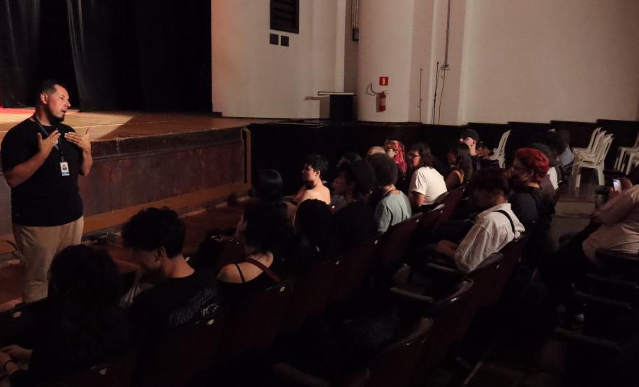 imagens do ministrante da palestra e dos estudantes, em atividade no auditório