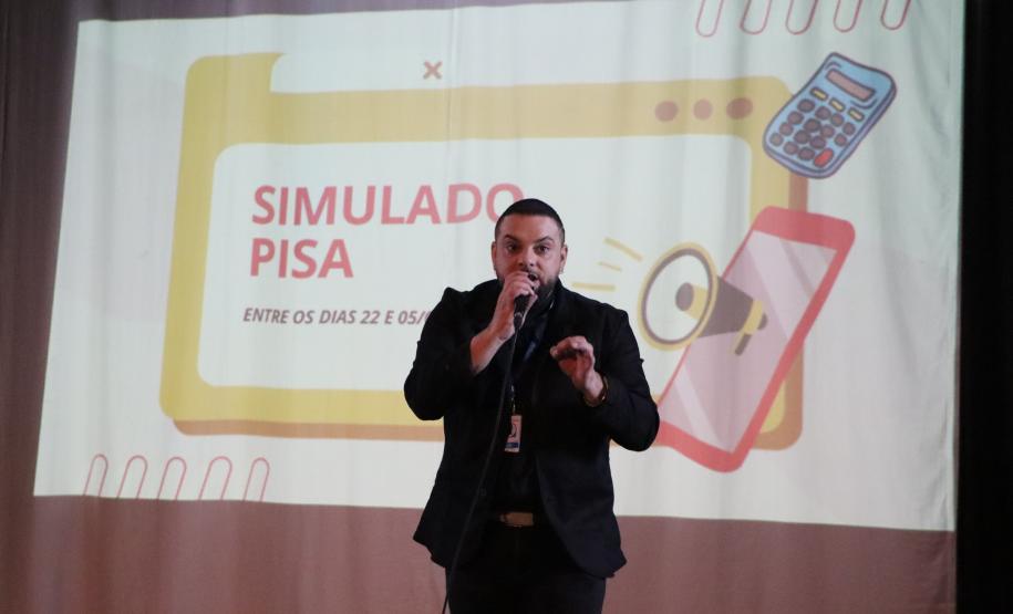 reunião com estudantes orientando sobre o Pisa OCDE