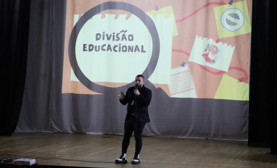 reunião com estudantes orientando sobre o Pisa OCDE