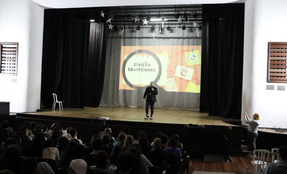 reunião com estudantes orientando sobre o Pisa OCDE
