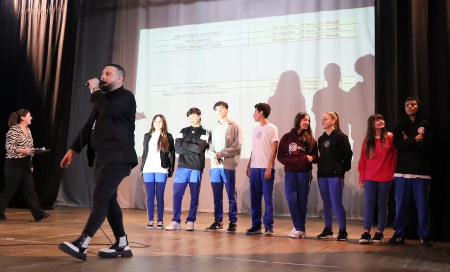 reunião com estudantes orientando sobre o Pisa OCDE