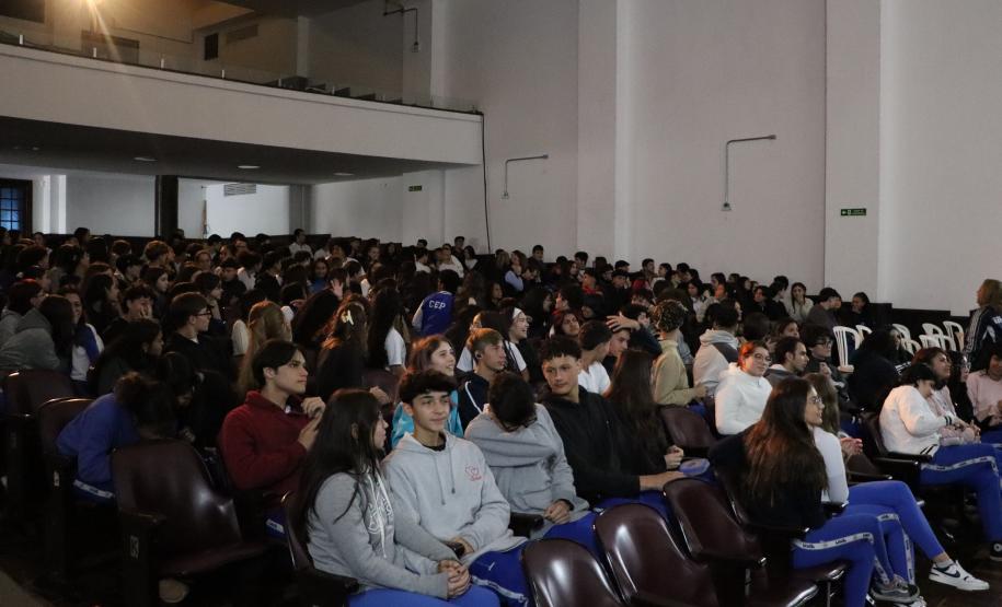 reunião com estudantes orientando sobre o Pisa OCDE