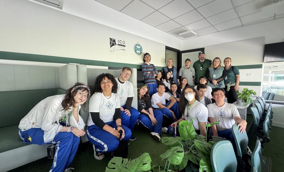 estudantes_da_sala_de_recursos_em_visita_ao_Coritiba