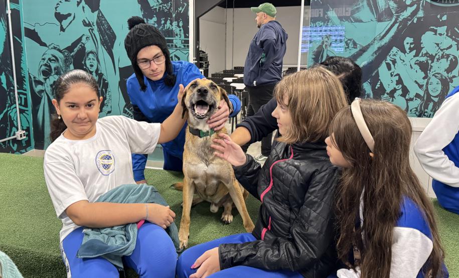 estudantes_da_sala_de_recursos_em_visita_ao_Coritiba