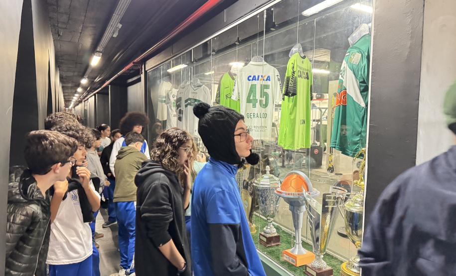 estudantes_da_sala_de_recursos_em_visita_ao_Coritiba