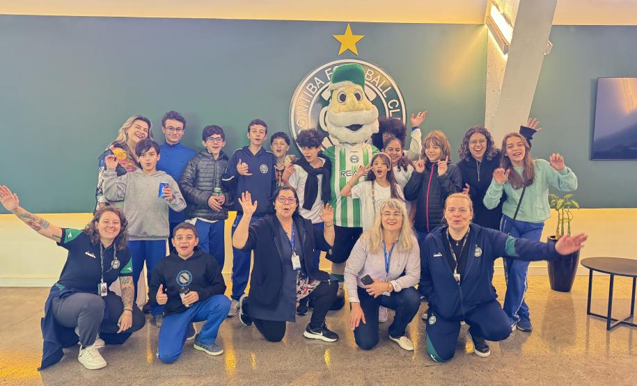 estudantes_da_sala_de_recursos_em_visita_ao_Coritiba