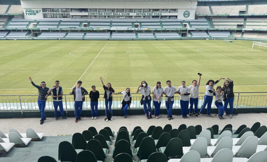 estudantes_da_sala_de_recursos_em_visita_ao_Coritiba