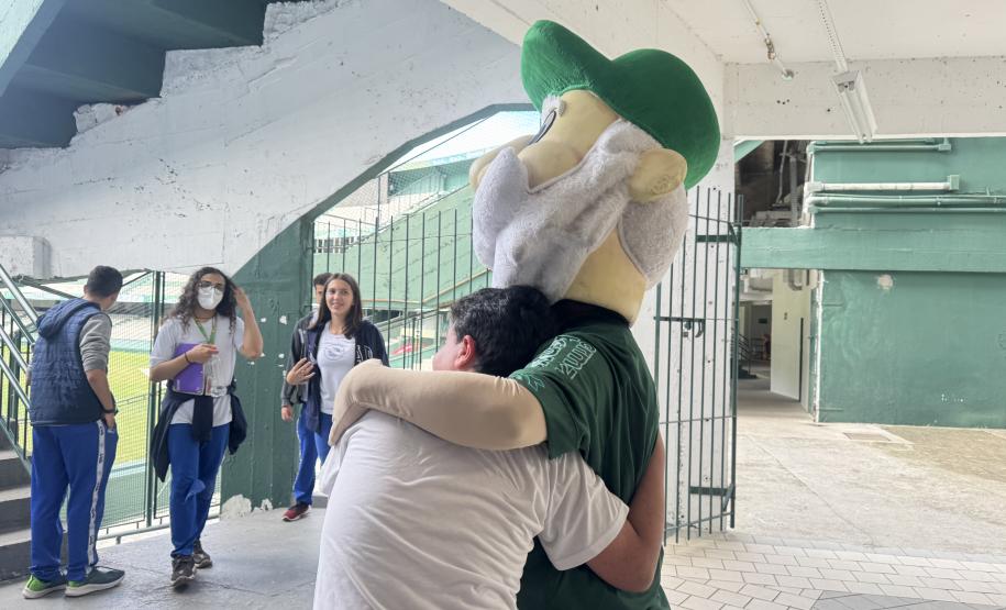 estudantes_da_sala_de_recursos_em_visita_ao_Coritiba