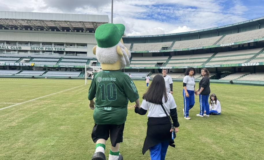 estudantes_da_sala_de_recursos_em_visita_ao_Coritiba