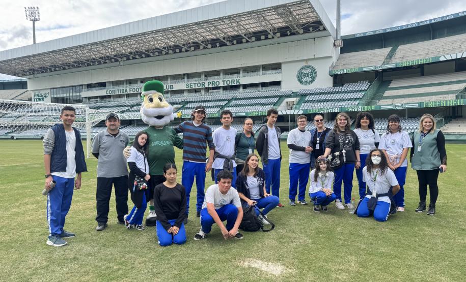 estudantes_da_sala_de_recursos_em_visita_ao_Coritiba