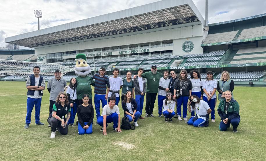 estudantes_da_sala_de_recursos_em_visita_ao_Coritiba