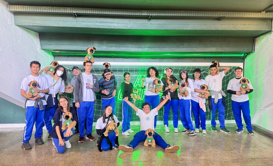 estudantes_da_sala_de_recursos_em_visita_ao_Coritiba