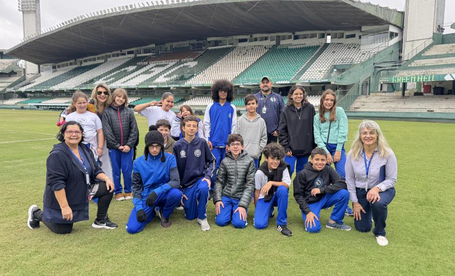 estudantes_da_sala_de_recursos_em_visita_ao_Coritiba