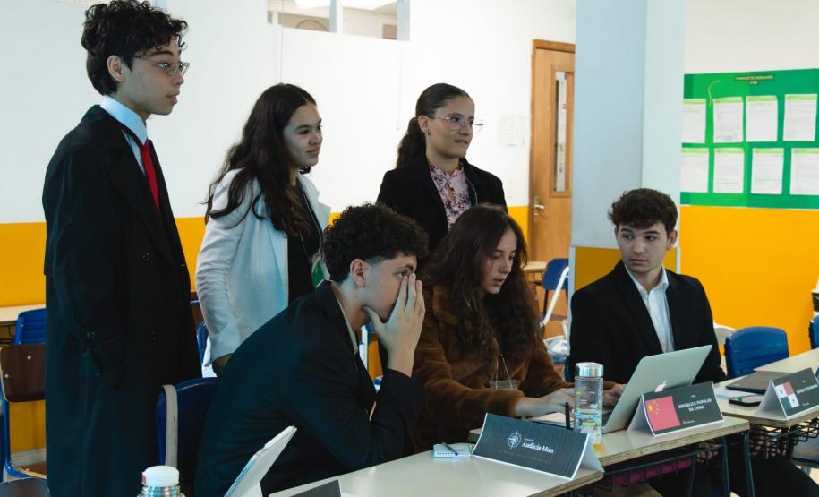 estudantes simulam reunião da ONU