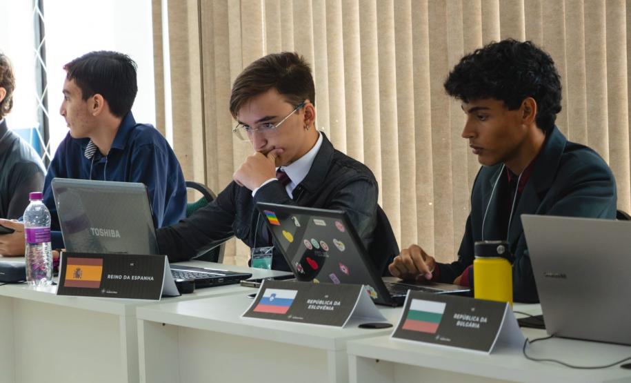 estudantes simulam reunião da ONU
