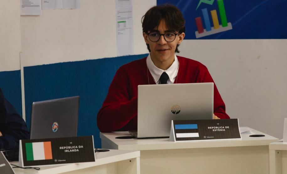 estudantes simulam reunião da ONU