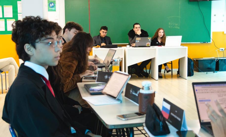 estudantes simulam reunião da ONU