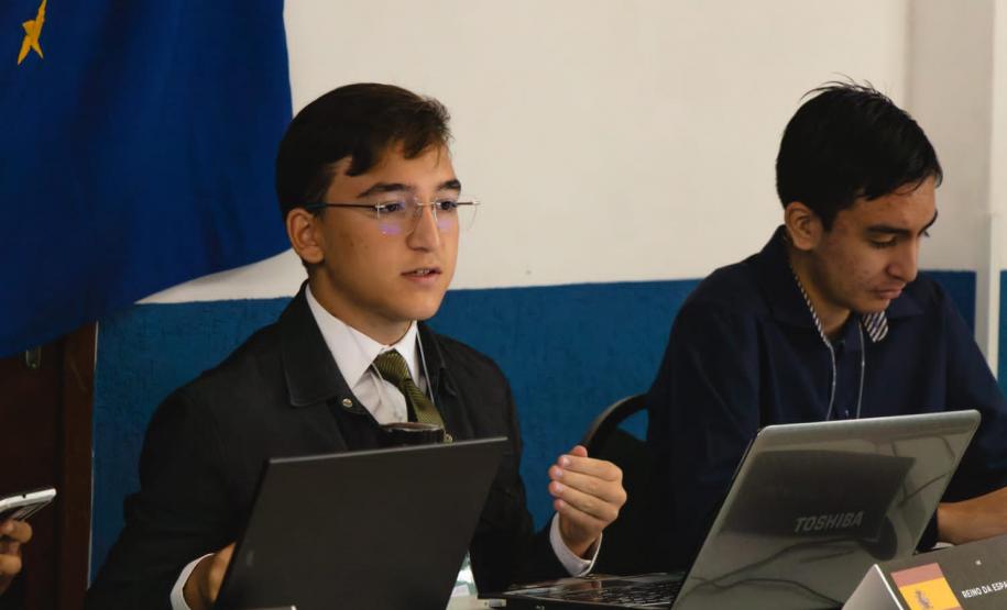 estudantes simulam reunião da ONU