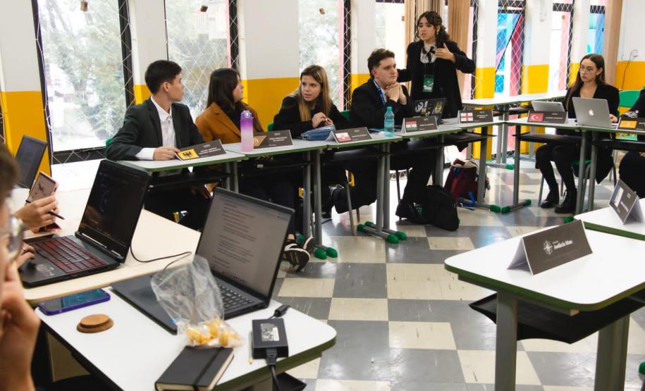estudantes simulam reunião da ONU