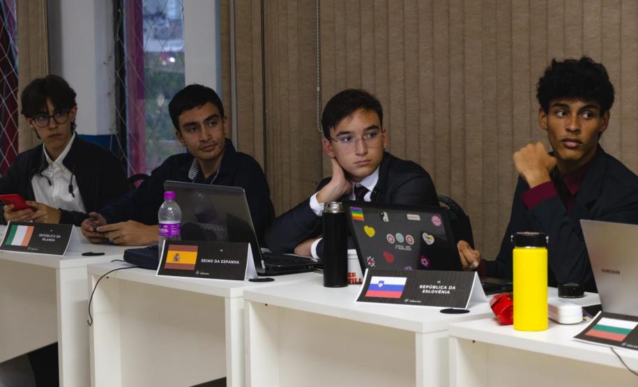 estudantes simulam reunião da ONU