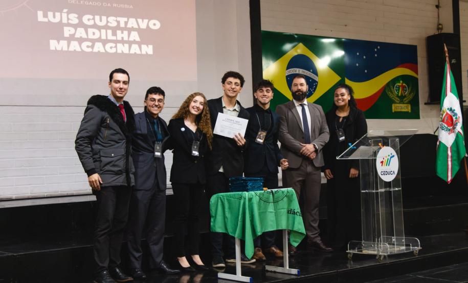 estudantes simulam reunião da ONU