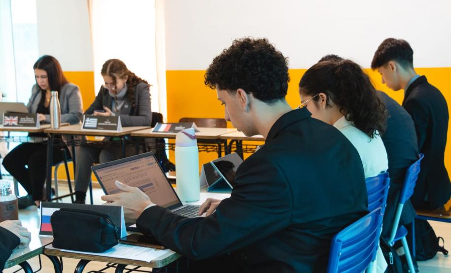 estudantes simulam reunião da ONU