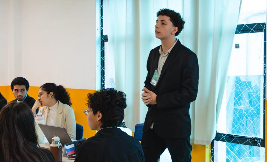 estudantes simulam reunião da ONU