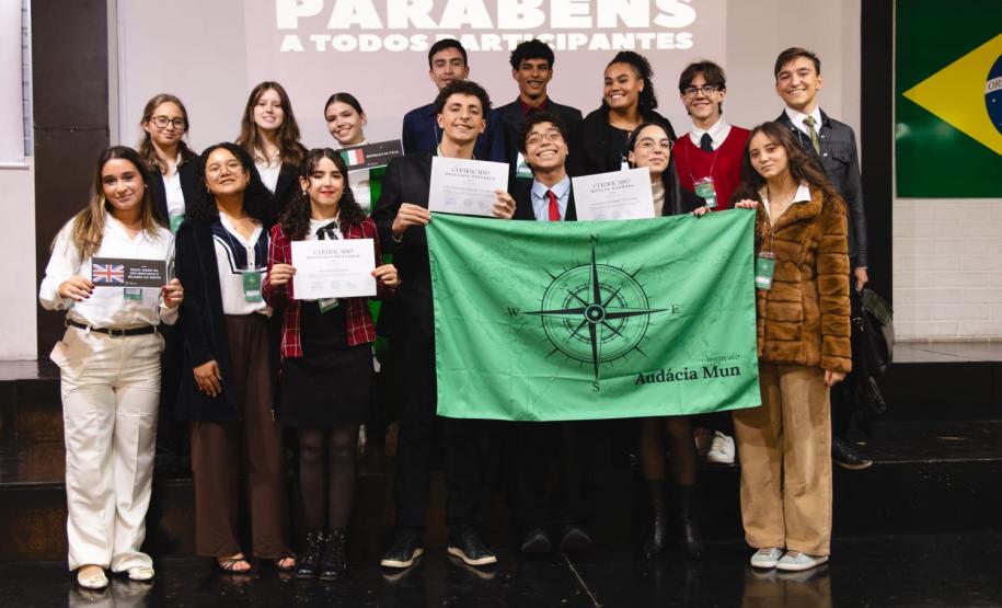 estudantes simulam reunião da ONU