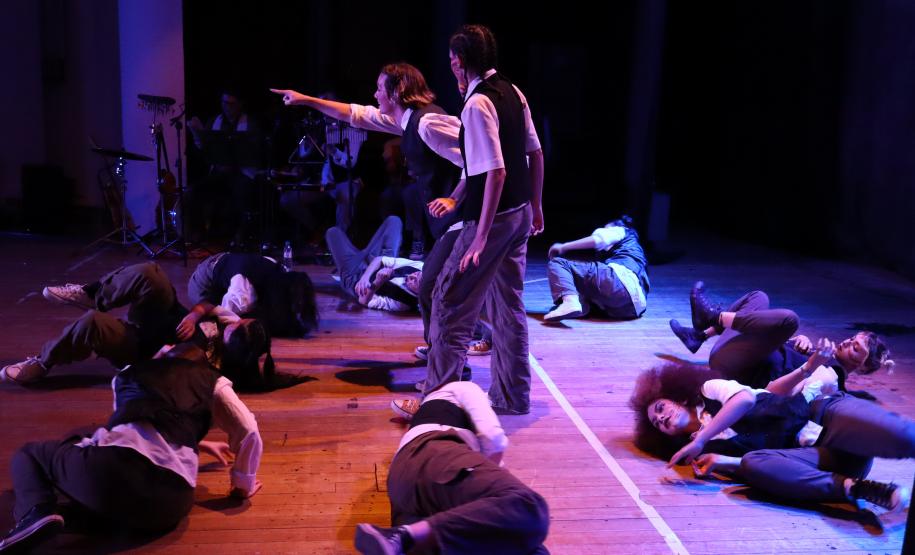 Cenas do recital pelo Dia do Choro e da peça A Máquina