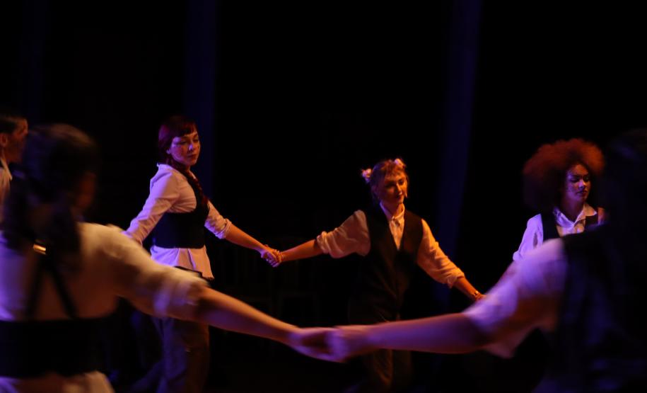 Cenas do recital pelo Dia do Choro e da peça A Máquina