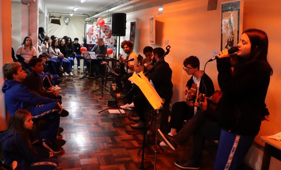 Cenas do recital pelo Dia do Choro e da peça A Máquina