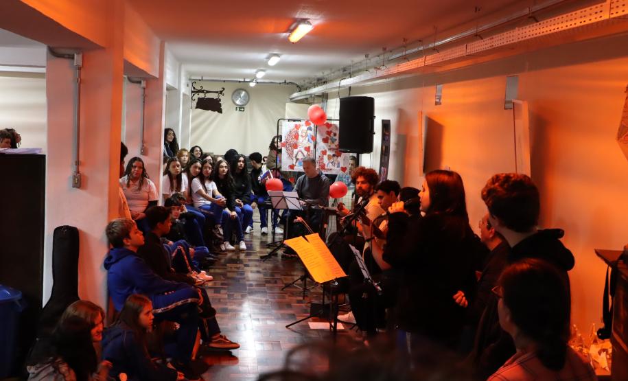 Cenas do recital pelo Dia do Choro e da peça A Máquina